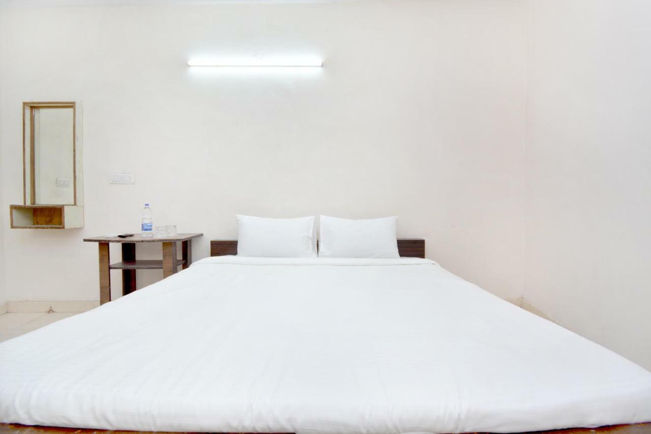 SPOT ON 44679 Hotel Samrat Sohāna Buitenkant foto
