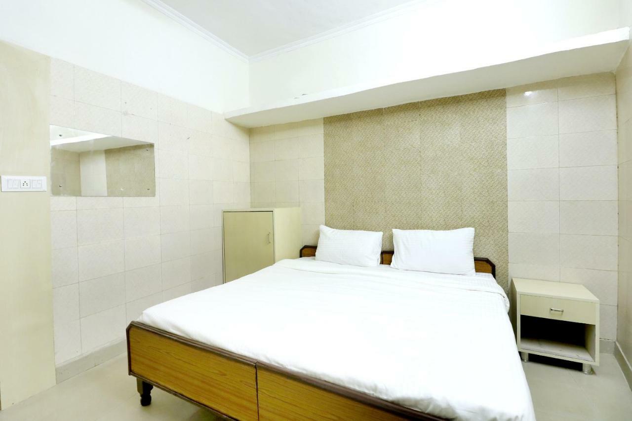 SPOT ON 44679 Hotel Samrat Sohāna Buitenkant foto